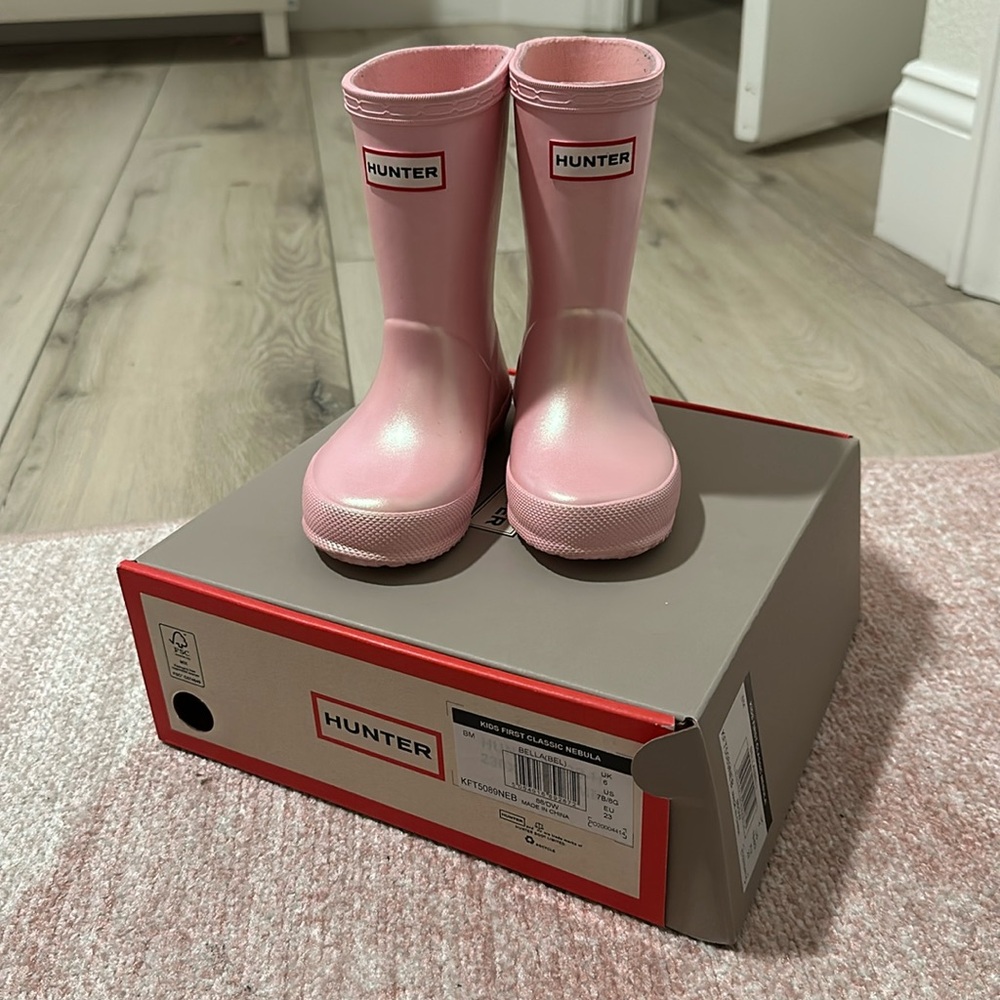 Very good Used condition Hunter pink kids first classic nebula Bella size 7B/8G